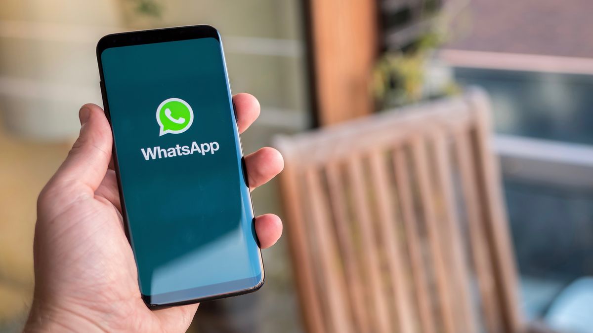 Smartphone exibindo a logo do Whatsapp